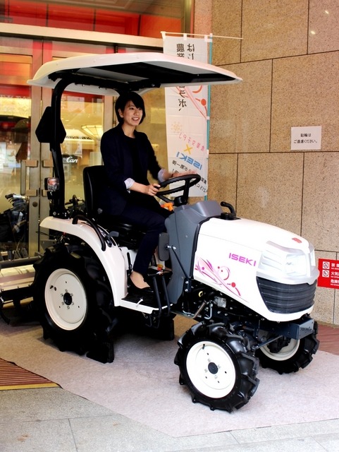「三越日本橋本店」の本館1階・室町口前には、農業女子向けのトラクター(しろプチ)を展示