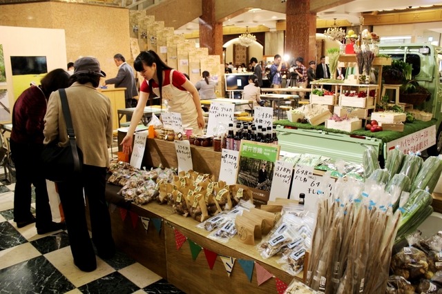 「日本橋三越本店」の本館1階・中央ホールでは、農業女子たちが作った農作物を購入できる