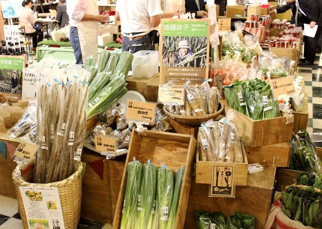 「日本橋三越本店」の本館1階・中央ホールでは、農業女子たちが作った農作物を購入できる