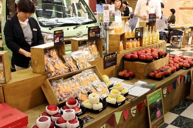 「日本橋三越本店」の本館1階・中央ホールでは、農業女子たちが作った農作物を購入できる