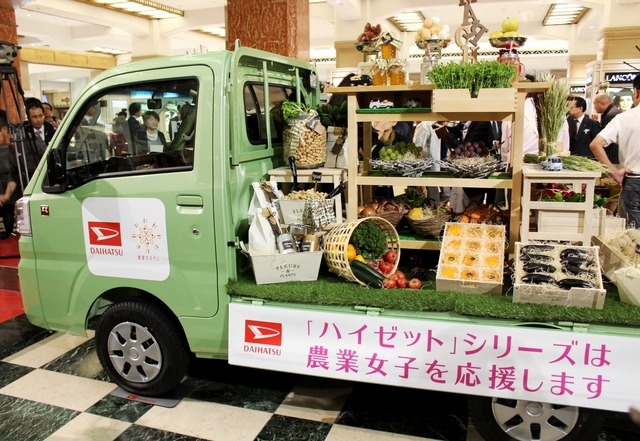「日本橋三越本店店」の本館1階・中央ホールに展示されたトラクター