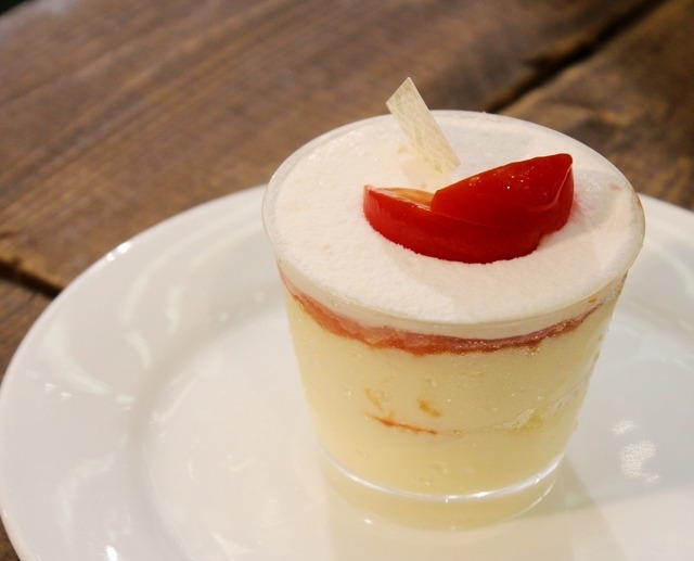 「日本橋三越本店」の本館1階・中央ホール内のカフェで提供されるスイーツ