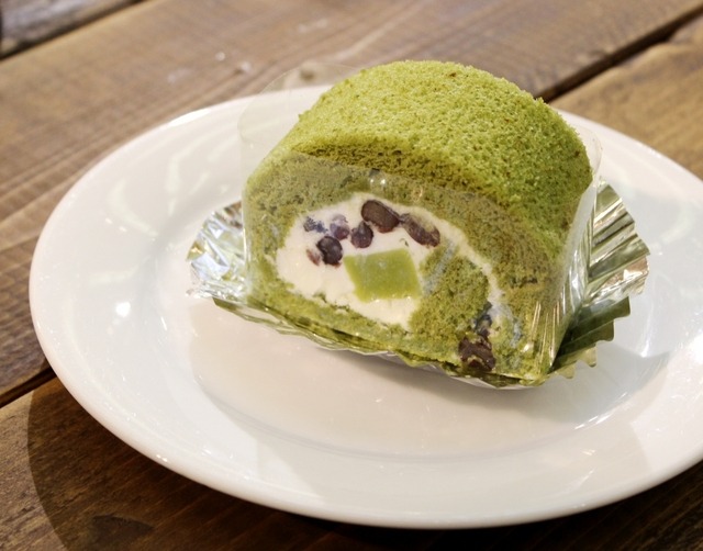 「日本橋三越本店」の本館1階・中央ホール内のカフェで提供されるスイーツ
