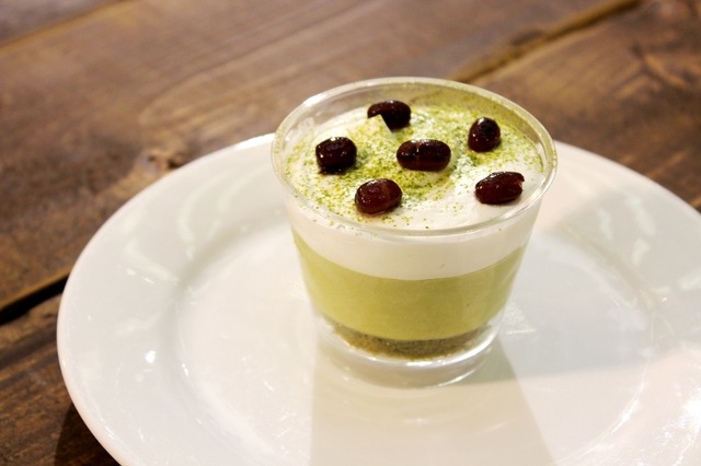 「日本橋三越本店」の本館1階・中央ホール内のカフェで提供されるスイーツ