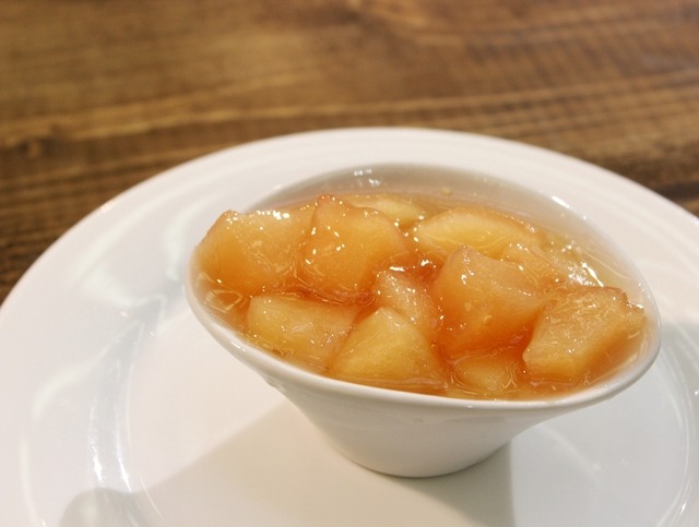 「日本橋三越本店」の本館1階・中央ホール内のカフェで提供されるスイーツ