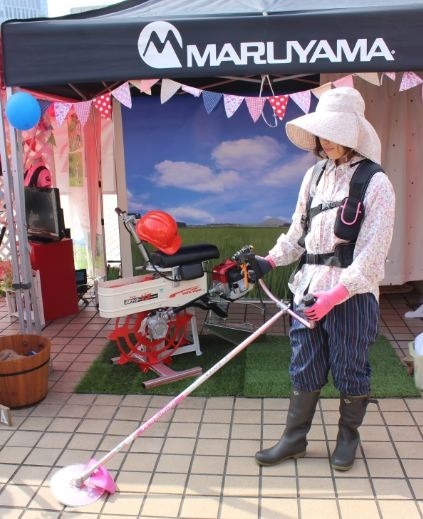 「日本橋三越本店」の本館屋上では、農業女子のコスチュームで記念写真を撮影できる