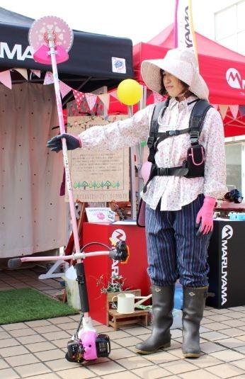 「日本橋三越本店」の本館屋上では、農業女子のコスチュームで記念写真を撮影できる