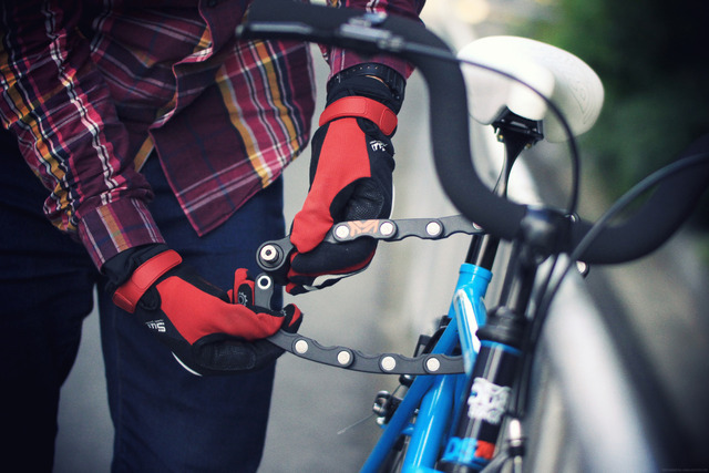 小さく折りたためる自転車用ロック「フォールディングブレードロック」