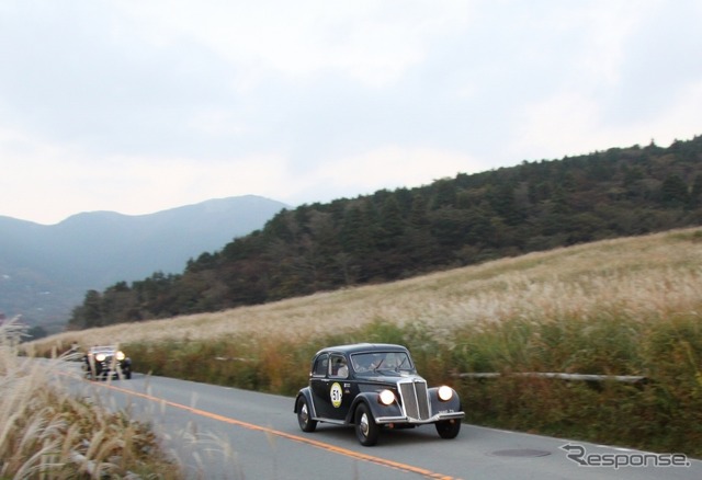 仙石原のすすきの草原とランチア アプリリア