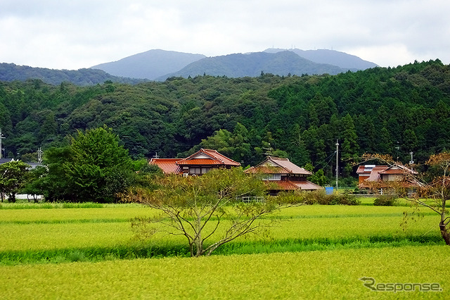 赤茶色の石州瓦の家屋が印象的