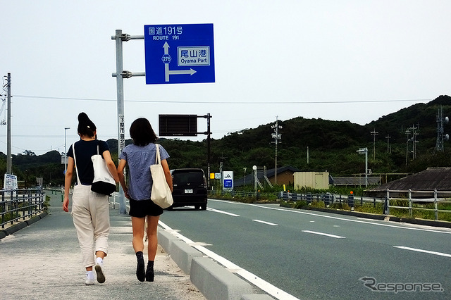 島をゆっくりと歩く女子二人の姿も多く見られる