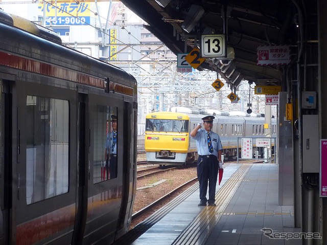 検測装置取替で機能向上が図られる「ドクター東海」(JR東海キヤ95系)。9月下旬、名古屋駅を着発していたDR1編成は、1996年に日本車輌製造で製造されたもの