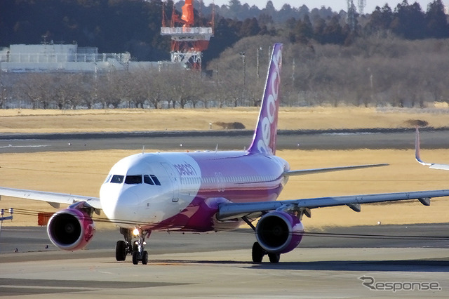 成田空港を離陸するピーチのA320