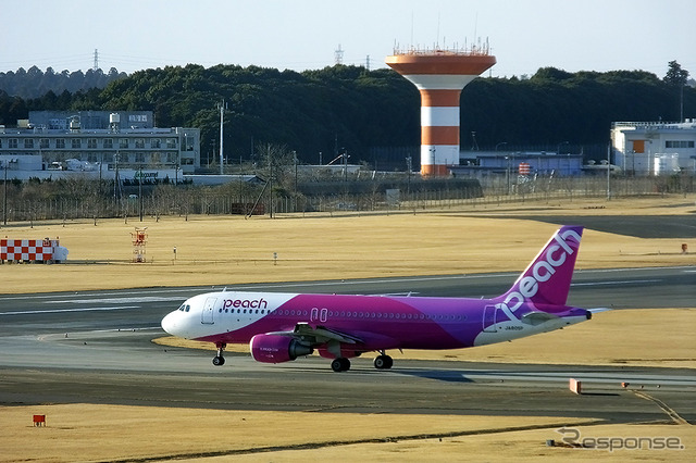 成田空港を離陸するピーチのA320