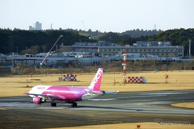 成田空港を離陸するピーチのA320
