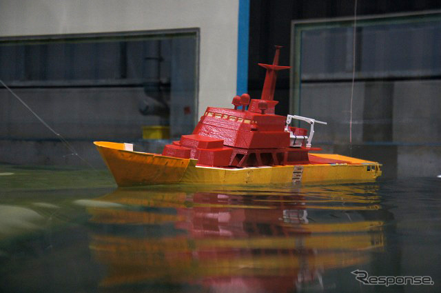 1000トン型の巡視船「はてるま」を1/75スケールにした模型。横から受ける波の影響を調べている。