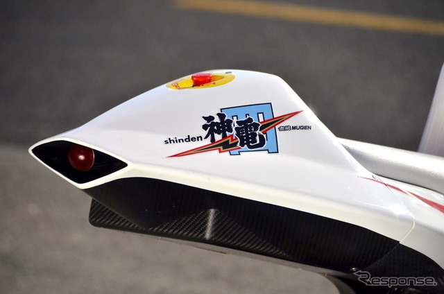 チーム無限、マン島EVレース優勝マシン「神電」を披露 1枚目の チーム無限、マン島EVレース優勝マシン「神電」を披露 1枚目の