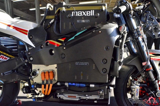 2015マン島TTレース TT Zero Challengeクラス優勝車、TEAM 無限の神電 四(SHINDEN YON)。