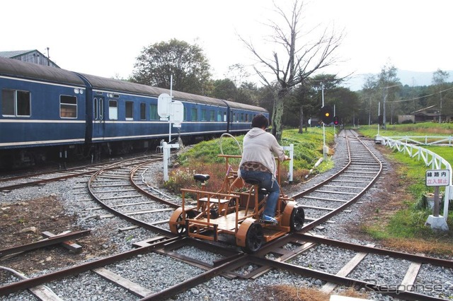 新得町で運行している「狩勝高原エコトロッコ鉄道」。平面交差のクロッシングなどもある本格的なものだ。