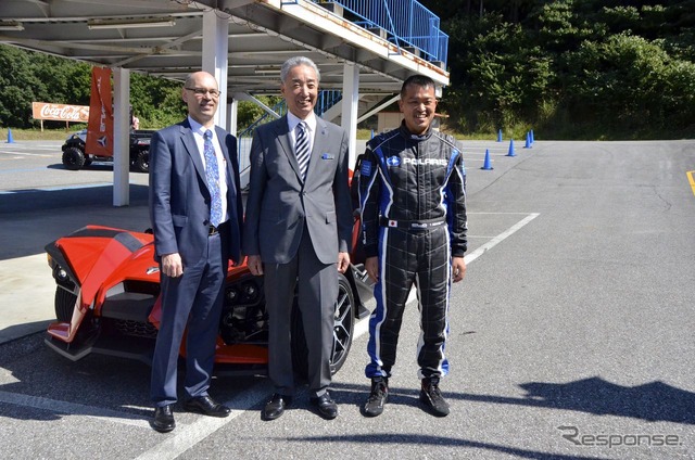 写真左から、在日米国大使館のグレゴリー・テーブス上席商務官、ホワイトハウス・木村文夫社長、ラリードライバーでPOLARIS契約ドライバーの新堀忠光氏。