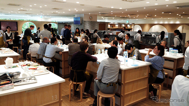 横浜のABC Cooking Studioで10月26日に報道公開されたチームビルディング研修のようす
