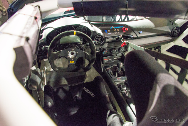 新型マツダロードスターの「グローバルMX-5カップ」参戦マシン(東京モーターショー15)