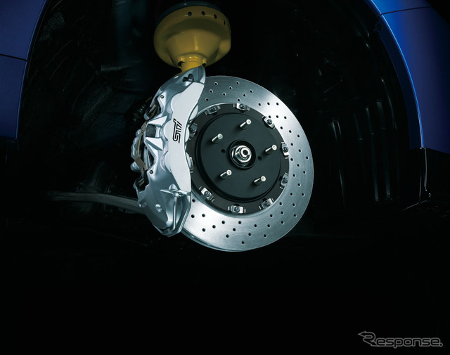 STI製bremboフロント・モノブロック対向6ポットブレーキキャリパー(シルバー塗装、STIロゴ入り)&STI製brembo18インチ2ピースタイプ・ドリルドディスクローター
