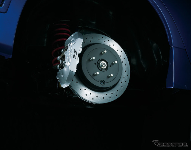 STI製bremboリヤ・モノブロック対向4ポットブレーキキャリパー(シルバー塗装、STIロゴ入り)&STI製brembo18インチドリルドディスクローター