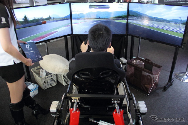 グランツーリスモブースの新導入シミュレーター「ACSIM-S07F」(東京モーターショー15)