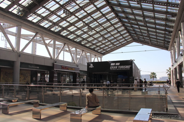 中央ゲートを入って右手部分に出展しているグランツーリスモブース(東京モーターショー15)