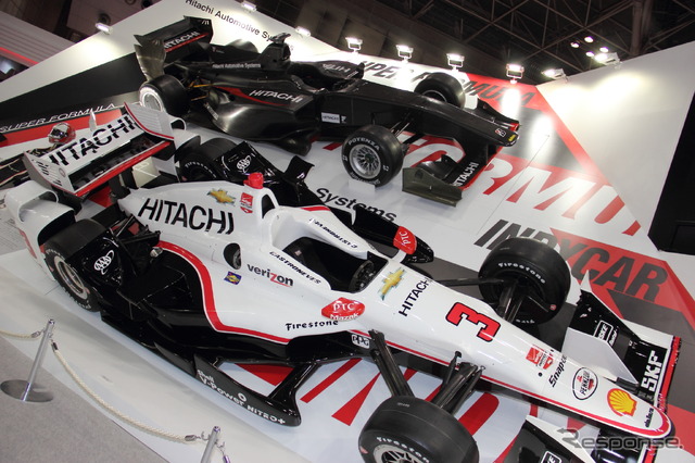 日立オートモティブシステムズのブース(手前が『DW12』、奥が『SF14』)