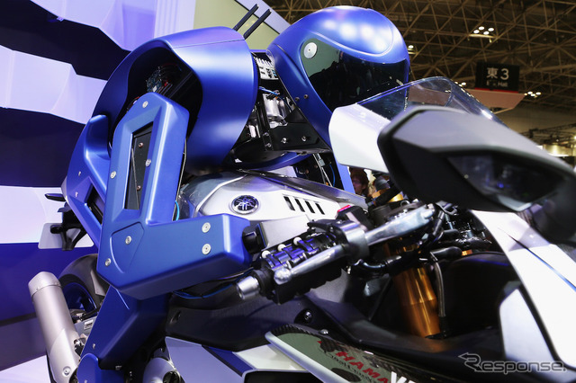 ヤマハ発動機のヒト型自律ライディングロボット MOTOBOT（東京モーターショー15）