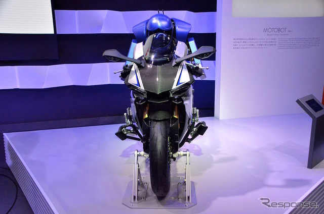 ヤマハ発動機のヒト型自律ライディングロボット MOTOBOT(東京モーターショー15)