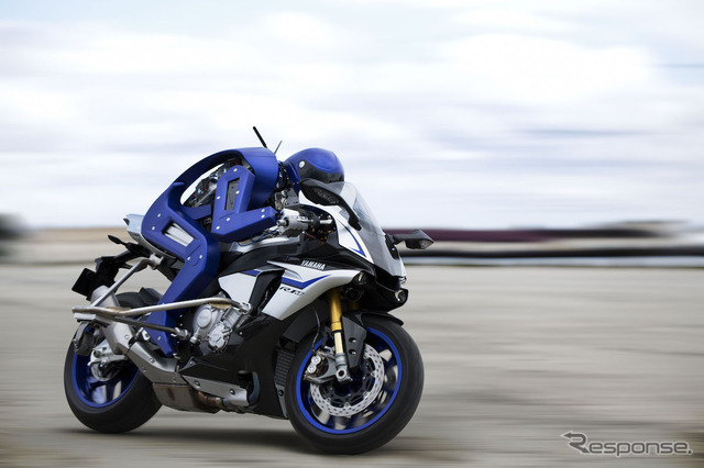 ヤマハ発動機のヒト型自律ライディングロボット MOTOBOT(東京モーターショー15)