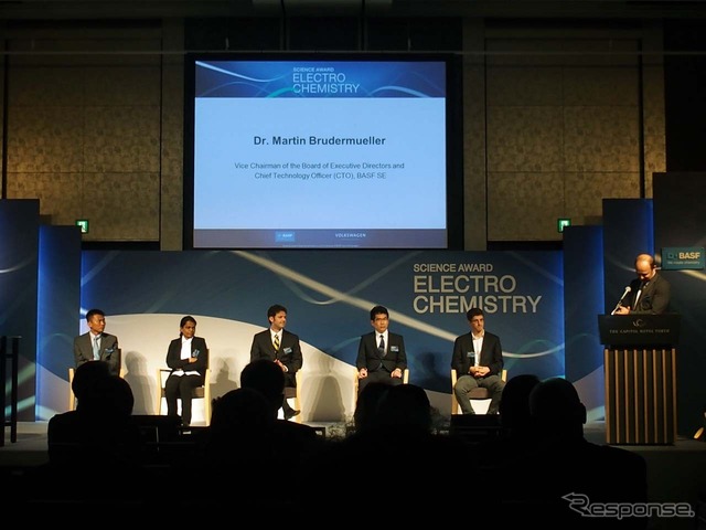 BASF取締役副会長兼CTOのDr.マーティン・ブルーダーミュラー氏から受賞者の発表