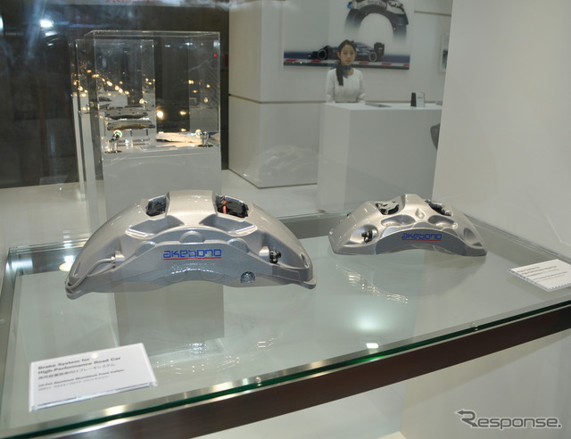 左が『ポルシェ カイエン』用、右が『アウディ』のSUV用と思われるブレーキシステム