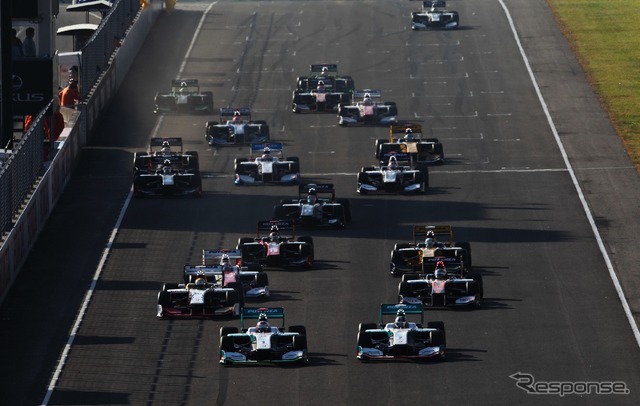 スーパーフォーミュラ今季第6戦のスタート(スポーツランドSUGO)。