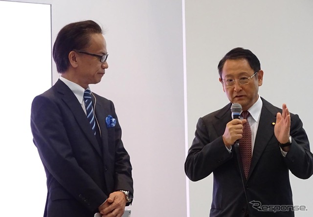 プレスカンファレンスに途中から参加した豊田章男社長（右）