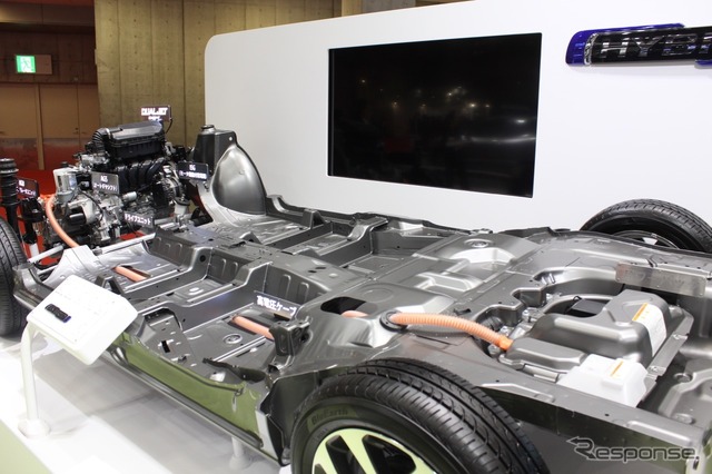 バッテリーはマイルドハイブリッドより大容量のモノを車体後部にマウントしている。（東京モーターショー15）