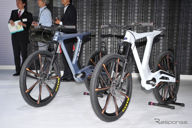 ヴィジブに積車し、出先でサイクルを楽しむ 専用設計自転車(東京モーターショー15)