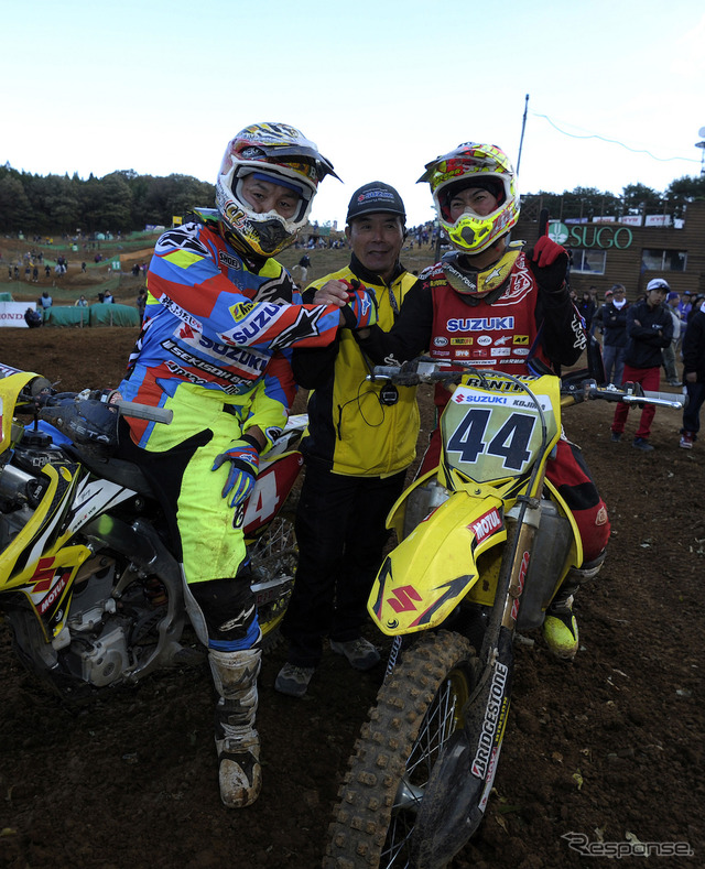 チャンピオンを決めた全日本MX最終戦。ゼッケン44小島庸平選手。左はチームメイトの熱田孝高選手。