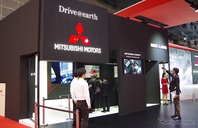 三菱ブースのスマートフォン連携ディスプレイオーディオ体験コーナー(東京モーターショー15)