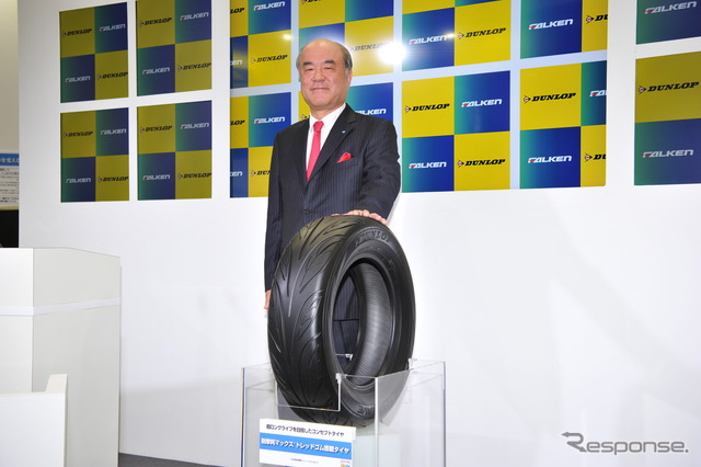 池田社長と発表されたコンセプトタイヤ。アドバンスド4Dナノテクノロジーによって耐摩耗性は200％アップしている