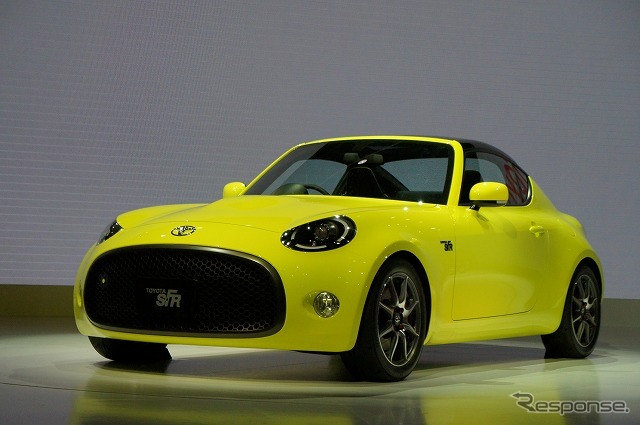ステージ上にはコンセプトカーを含む3台のクルマが並べられていたが…。
