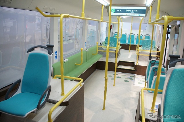車内はこれまでの路線バスよりもスッキリとした印象。