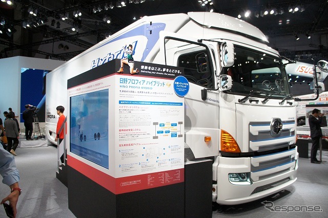 ハイブリッド技術は大型トラック「プロフィア」にも。バッテリーで冷蔵装置も動かせるという。