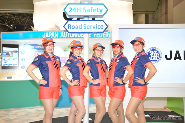 5人の久留間まもりが迎えてくれるJAFブース(東京モーターショー15)