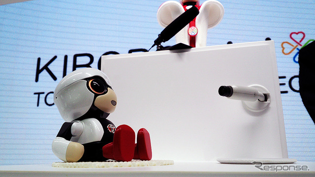 トヨタブースにちょこんと座る『KIROBO MINI』(東京モーターショー2015)
