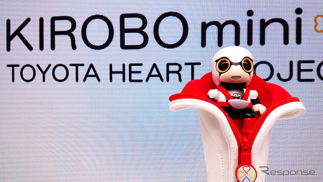 トヨタブースにちょこんと座る『KIROBO MINI』(東京モーターショー2015)