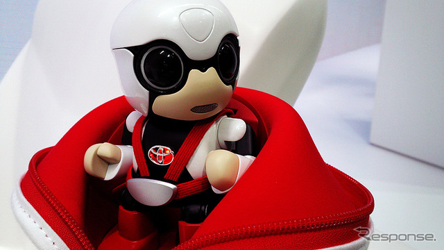 トヨタブースにちょこんと座る『KIROBO MINI』(東京モーターショー2015)